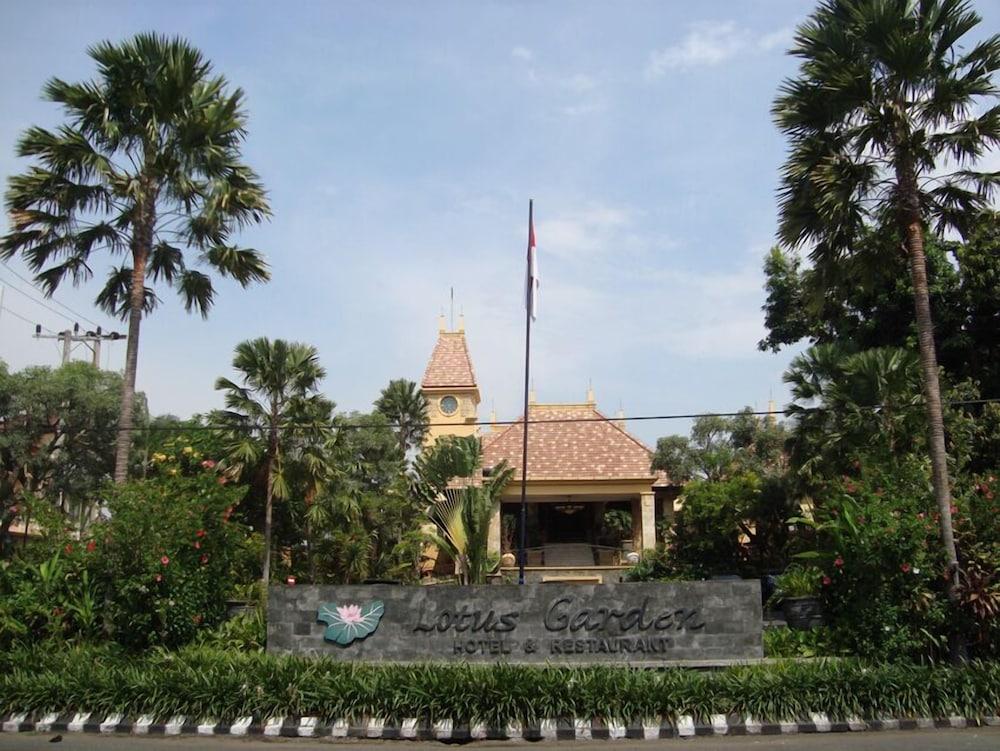 Lotus Garden Hotel Kediri  Esterno foto