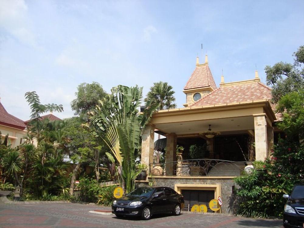 Lotus Garden Hotel Kediri  Esterno foto