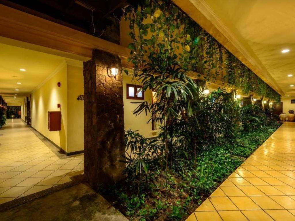 Lotus Garden Hotel Kediri  Esterno foto