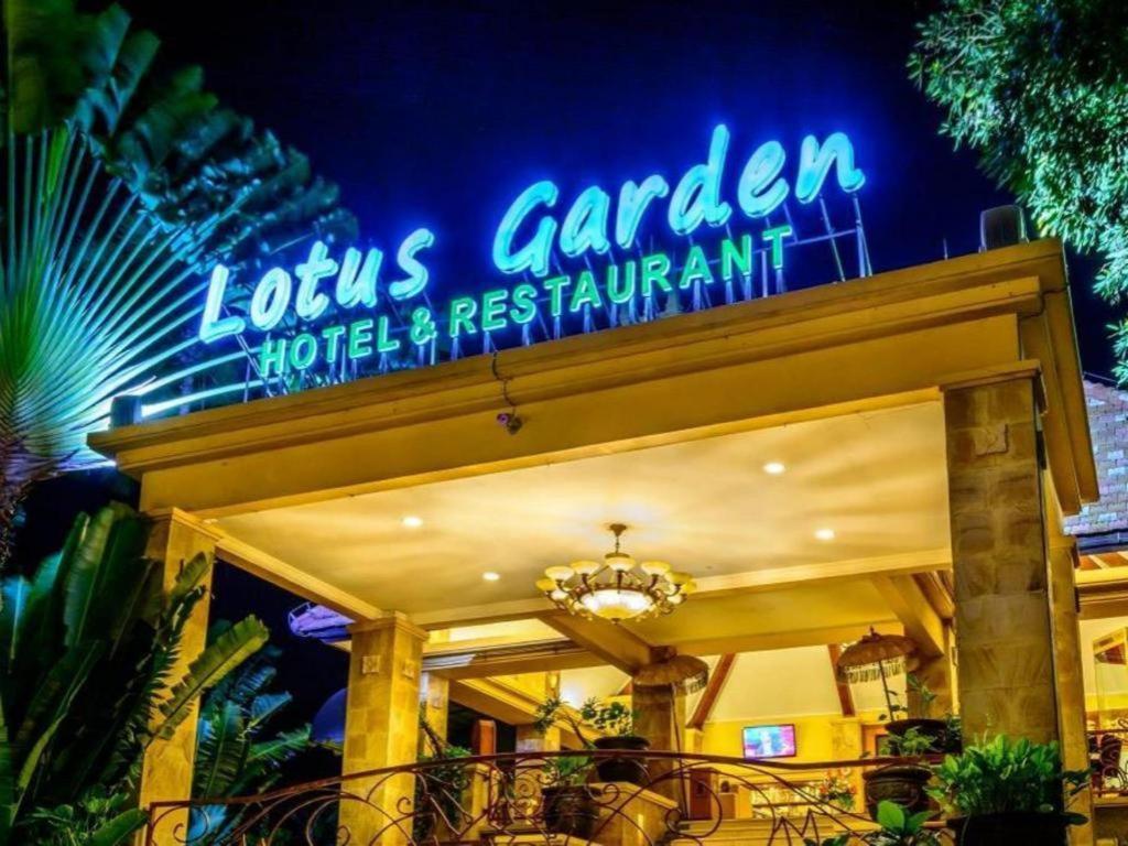 Lotus Garden Hotel Kediri  Esterno foto