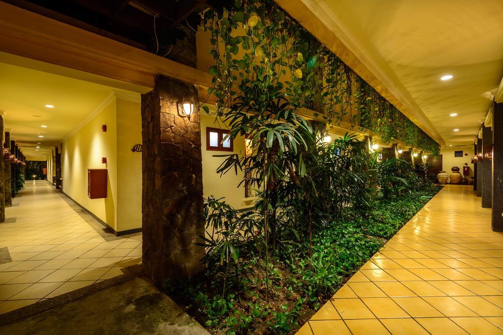 Lotus Garden Hotel Kediri  Esterno foto