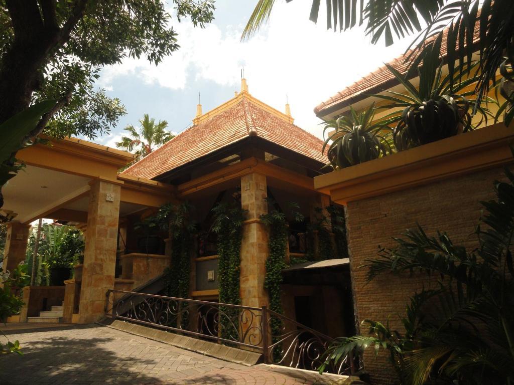 Lotus Garden Hotel Kediri  Esterno foto