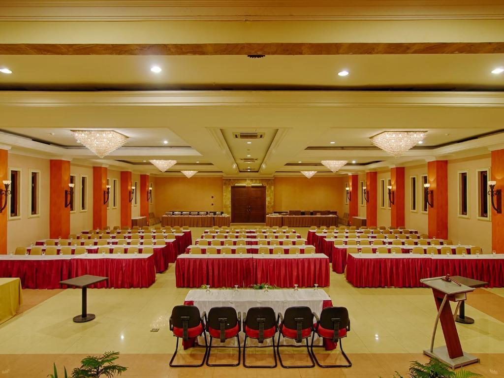 Lotus Garden Hotel Kediri  Esterno foto