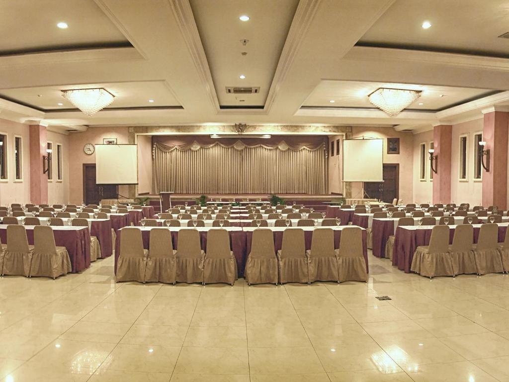 Lotus Garden Hotel Kediri  Esterno foto