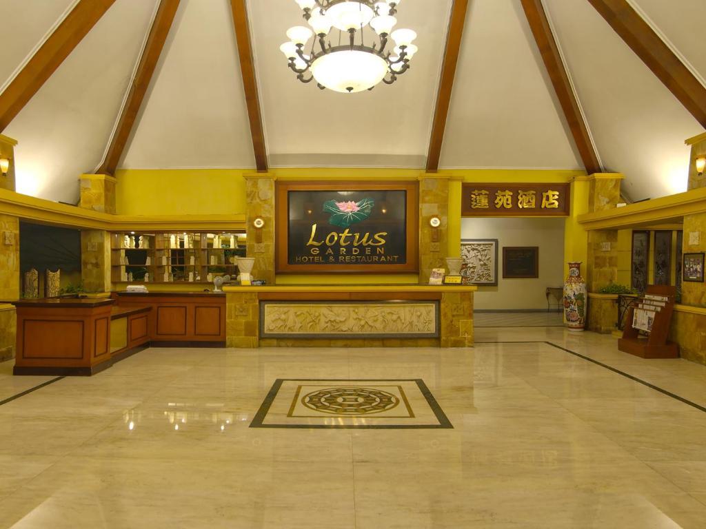 Lotus Garden Hotel Kediri  Esterno foto