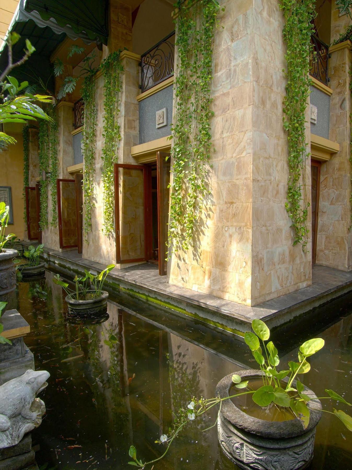 Lotus Garden Hotel Kediri  Esterno foto